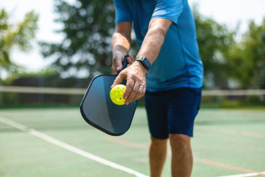 Các bước vệ sinh vợt pickleball đúng cách và nhanh chóng